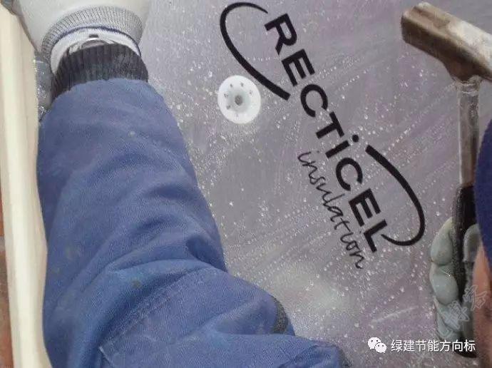 工人正在安裝保溫復合板