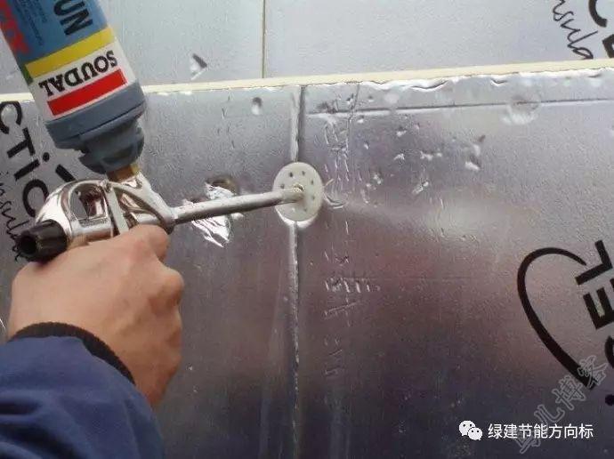 工人正在固定聚氨酯復合板