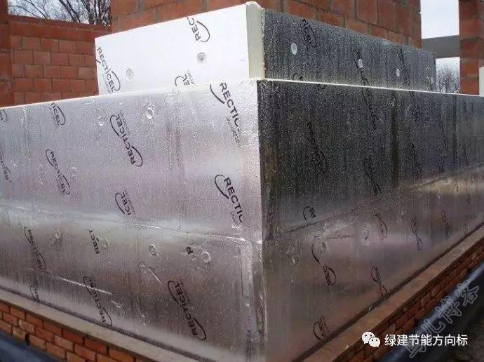 工人正在錨固聚氨酯復合板