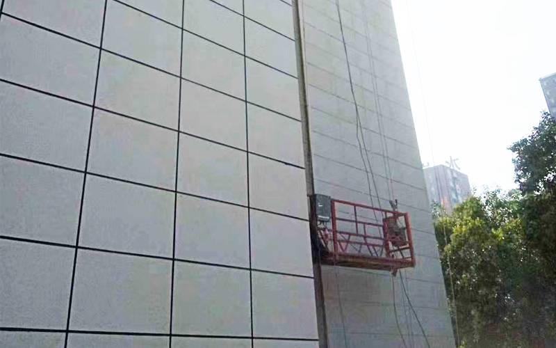 工人正在進行外墻保溫一體板安裝